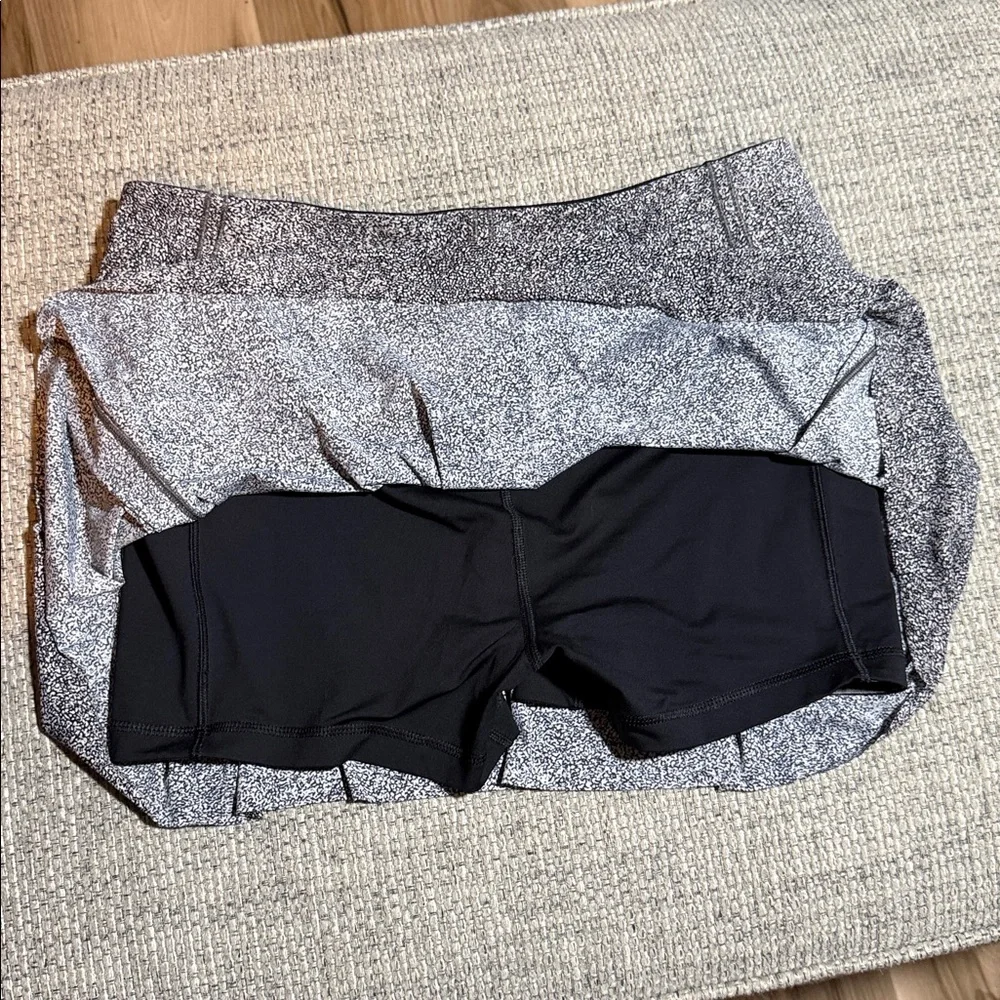 Lululemon Lost‎ In Pace Skirt Regular Daisy Dust Alpine White Black size 10